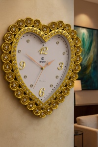 ceas de perete inimă auriu cu strass-uri decorative