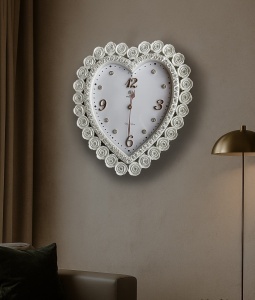 ceas de perete în formă de inimă cu ramă decor trandafiri