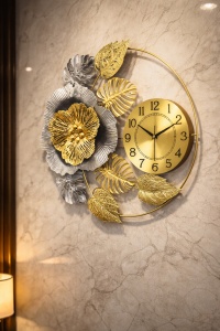 Ceas decorativ de perete cu design floral auriu și argintiu