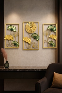 Tablou decorativ metalic cu ceas și elemente aurii si flori