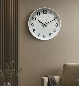 ceas de perete modern cu cadran alb și cifre negre contrastante, ramă albă și design minimalist