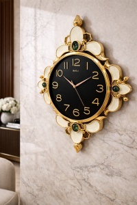 Ceas de perete elegant cu cadran negru si design ornamental