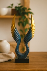 Figurină abstractă decorativă cu aripi albastre și aurii, pe suport negru