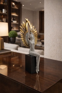 Statueta decorativa inger alb cu aripi aurii ridicate, figurina eleganta pentru living