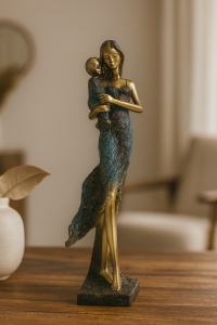 Statuetă elegantă reprezentând dragostea maternă, mamă ținând copilul în brațe