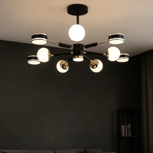 Lustră modernă tip spider cu globuri opal și accente metalice aurii, având un design simetric și elegant