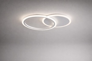 Lustră LED modernă cu design în cercuri împletite, ideală pentru dormitoare și livinguri elegante, oferind lumină uniformă și un aspect minimalist