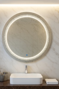 Oglindă rotundă de baie cu iluminare LED și ramă de sticlă decorată cu strass argintiu