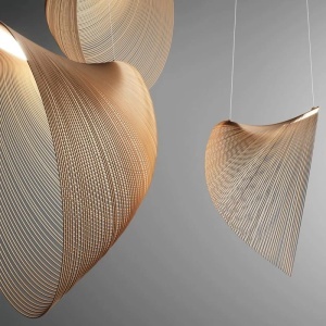Pendul modern cu design sculptural din linii curbe aurii, ideal pentru iluminat decorativ în spații contemporane