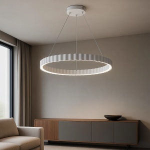 Lustră LED suspendată modernă, în formă de inel mare cu design ondulat, finisaj alb, montată într-un living minimalist, ideală pentru iluminat decorativ contemporan
