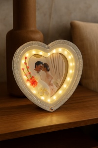Ramă foto LED romantică, inimă argintie cu flori și verighete