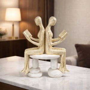 Statuetă decorativă modernă cu cuplu așezat spate în spate pe bancă, simbol al echilibrului și conexiunii