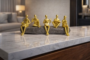 Statuetă aurie abstractă reprezentând o trupă muzicală
