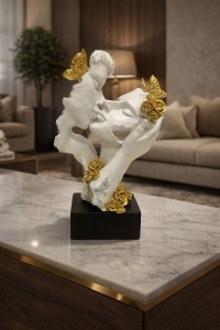 Obiect decorativ abstract – doi îndrăgostiți în sărut
