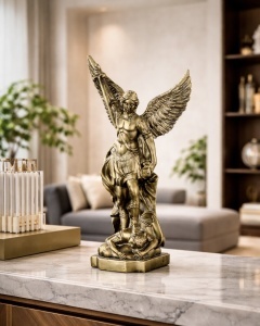Statuetă Arhanghelul Mihail, simbol al protecției divine, dreptății și victoriei asupra răului