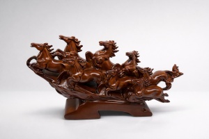 Statuetă decorativă cu șapte cai în galop, simbol Feng Shui al succesului și prosperității