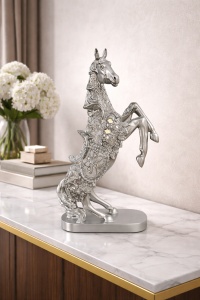 Figurină cal cabrat argintiu cu detalii sculptate, decor modern pentru casă sau birou