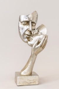 Statuetă decorativă măști sărut argintiu, simbol al iubirii abstracte
