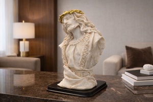 Statueta religioasa Iisus cu coroana de spini pe suport negru