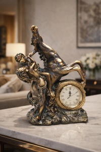 Statuetă decorativă cu doi îndrăgostiți pe cal și ceas ornamental