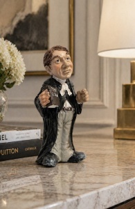 Statueta decorativa judecator cu ciocanel si carte, figurina haioasa pentru birou
