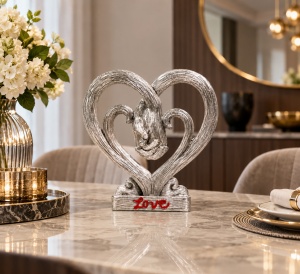 Statuetă Decorativă Două Mâini Împreunate în Inimă cu Mesaj Love - "Kervio" - Img 2