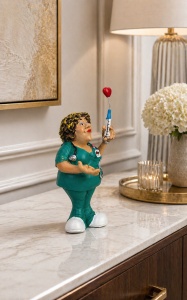 Statueta haioasa cu asistenta medicala si seringa, decor tematic medical