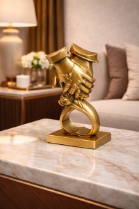 Statueta cu maini de cuplu, verighete si trandafir, decor romantic elegant