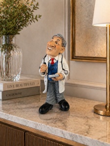 Statueta decorativa medic cu stetoscop si carnet, figurina haioasa pentru cabinet sau birou