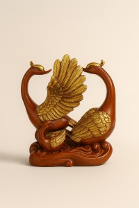 Figurină decorativă lebede cu aripi aurii, ornament elegant din rășină roșu-maroniu și auriu