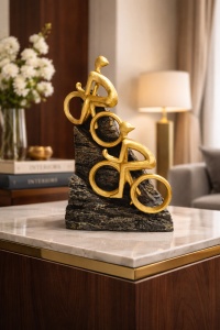 Statuetă decorativă Parteneriatul Succesului, două figuri aurii unite simbolic, artă modernă despre colaborare și reușită