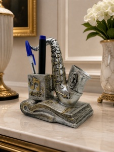 Suport decorativ pentru pixuri cu saxofon si carte, accesoriu elegant pentru birou