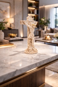 Statueta religioasa cu Iisus rastignit pe cruce, decor crestin din rasina culoare ivoire