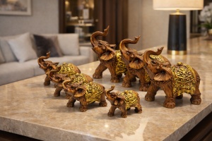 Set statuete elefanți decorativi cu trompa ridicată, simbol noroc, prosperitate și familie unită