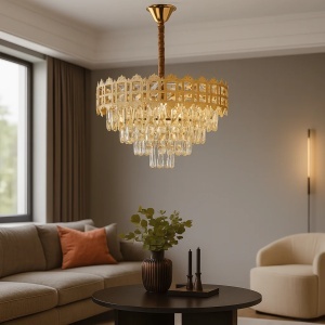 Candelabru elegant auriu cu cristale tip picătură, design în trepte pentru iluminat de lux