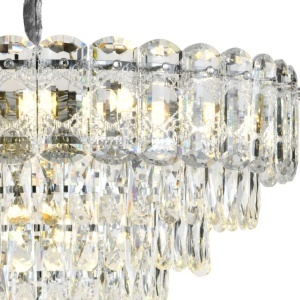 Candelabru elegant cu cristale transparente dispuse în trepte și structură metalică cromată