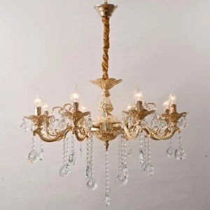 Candelabru auriu elegant cu 6 brațe și cristale, ideal pentru a aduce un plus de rafinament și lumină în orice încăpere