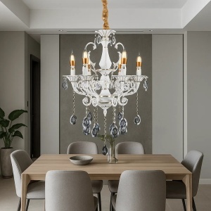 Candelabru elegant alb cu cristale și brațe ornamentale, perfect pentru un iluminat clasic și rafinat în living sau dining