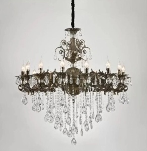 Candelabru vintage cu brațe ornamentale și cristale suspendate, perfect pentru interioare clasice și spații elegante