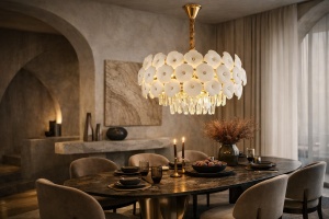 Candelabru modern cu flori din sticlă albă și cristale, structură aurie și prindere textilă