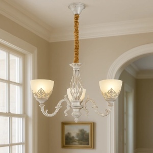 Candelabru clasic alb cu 3 brațe și abajururi elegante, perfect pentru iluminat rafinat în living sau dining