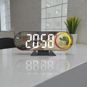 Ceas digital cu afișaj LED și ecran cu efect de oglindă, temperatură și umiditate, design modern pentru birou sau interior.