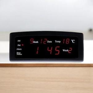ceas electronic de birou cu afișaj LED roșu, funcție de alarmă, calendar, temperatură și indicator AM/PM