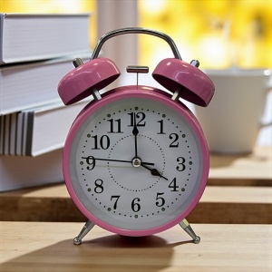ceas de masă roz cu dublu clopot metalic, design retro elegant, cifre negre mari și alarma, ideal pentru dormitor sau birou