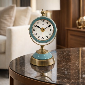 Ceas de masă vintage cu bază turcoaz și finisaj auriu, design clasic elegant