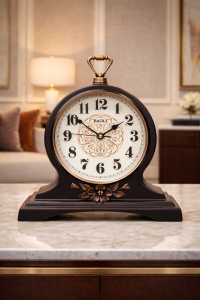 Ceas de masă elegant cu finisaj negru și detalii decorative