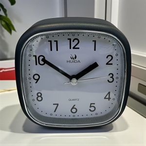 Ceas de masă analogic pătrat, modern cu ramă neagra și cadran alb, ideal pentru dormitor sau birou modern