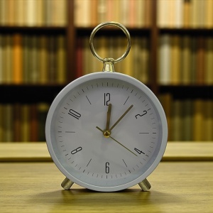 ceas de masă alb cu design minimalist și suport metalic , cu alarma