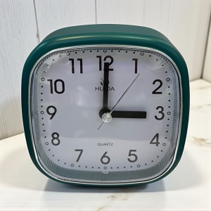 Ceas de masă analogic pătrat, modern cu ramă verde și cadran alb, ideal pentru dormitor sau birou modern