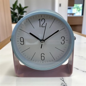 Ceas de masă minimalist cu ramă albastra și suport roz pal, ideal pentru birouri moderne,spații de lucru si casa